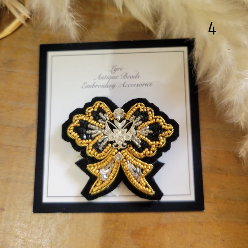 カササギ】ビッグサイズ ビーズ刺繍ブローチバッグチャーム ビーズ刺繍