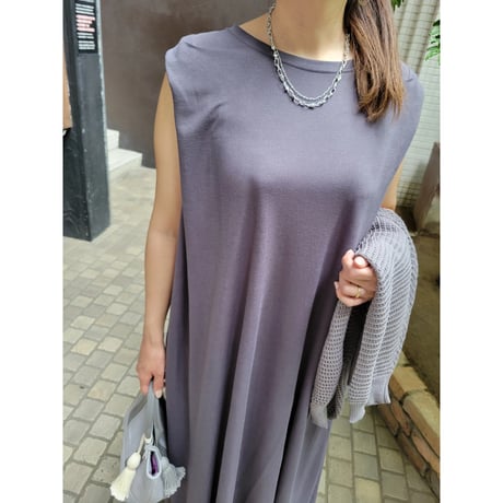 バックファスナーリボンプル付きマキシ丈ワンピース　グレー