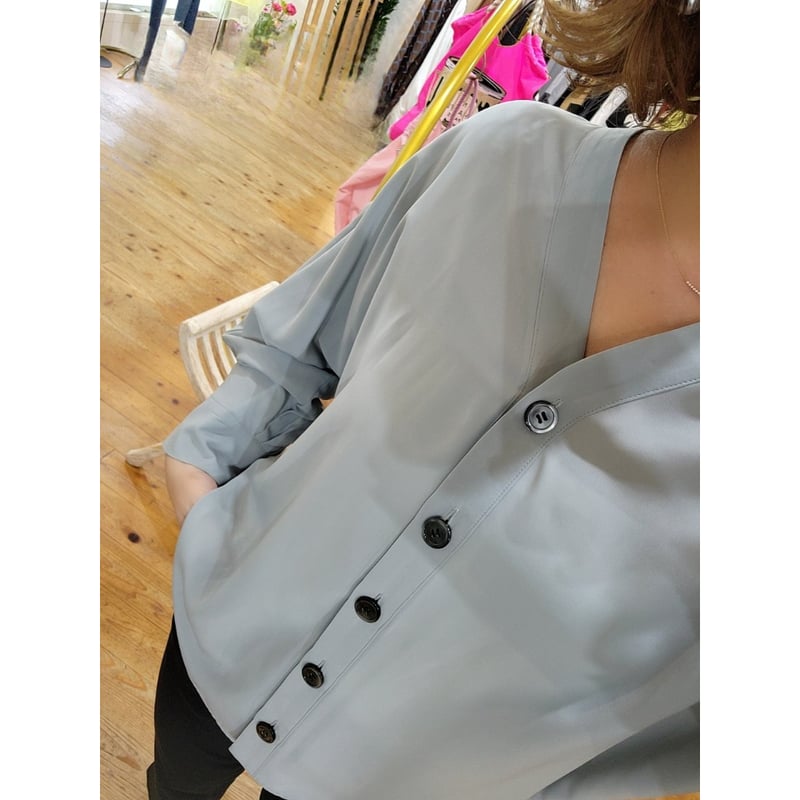 レオナール　カーディガン　ブラウス 吸湿発熱＆しっとり保湿シアバター加工♪フラワー釦ニット