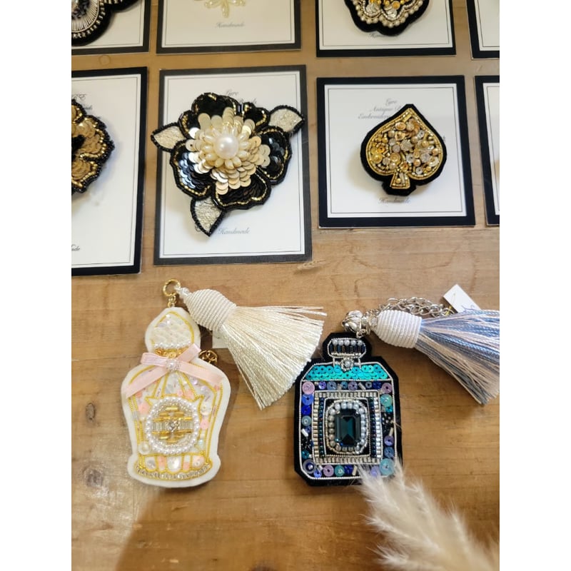 【ハシブトガラス】ビーズ刺繍ブローチバッグチャーム ハシブトガラス】ビーズ刺繍ブローチバッグチャーム