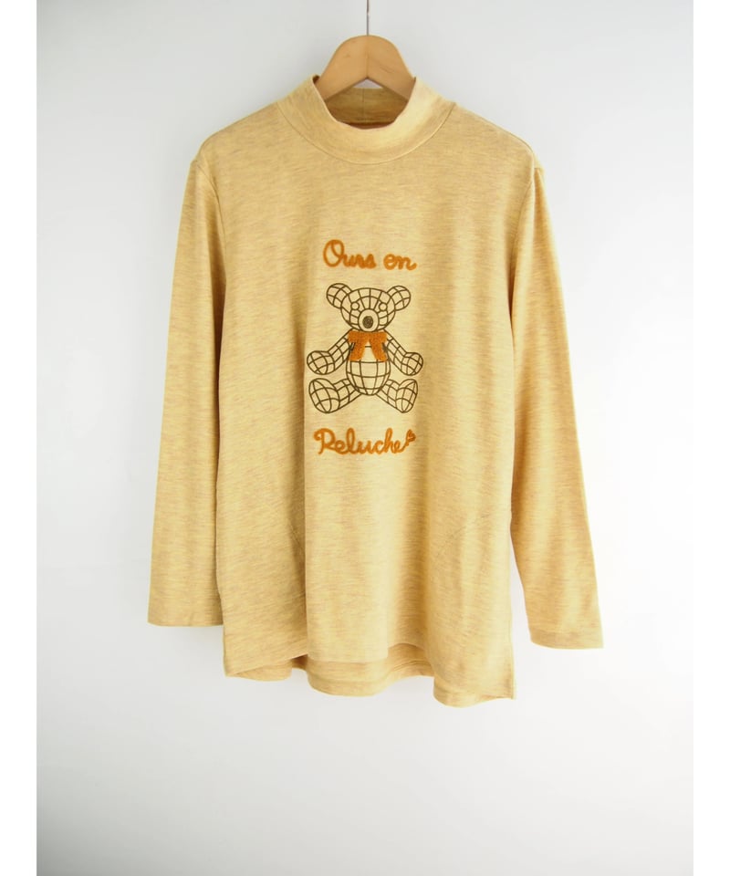 ドールベアー＋チェーンステッチ刺繍」ハイネックプルオーバー