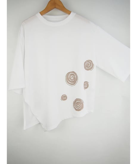 「シルケットコットンサークルプリント＋刺繍」スリットアシメティーシャツ
