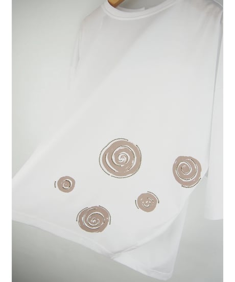 「シルケットコットンサークルプリント＋刺繍」オーバーティーシャツ