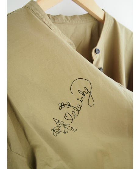 「綿ローン＋ステッチドローイング刺繍」バンドカラーワイドブラウス