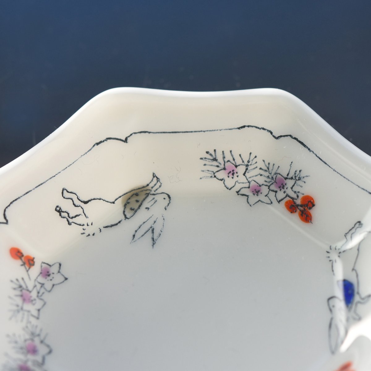 色絵豆皿「ウサギ」 /戸島邦子 | 富山ガラス工房