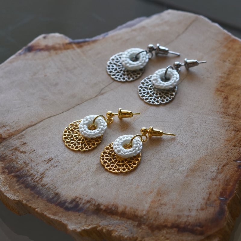 モノトーンの象さんピアス 結 レースピアス M /伊藤真知子 036352-2-901 | 富山ガラス工房