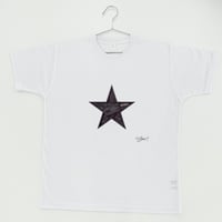 【長坂真護】Tシャツ「Still A Black Star room light」（リサイクルポリエステル）