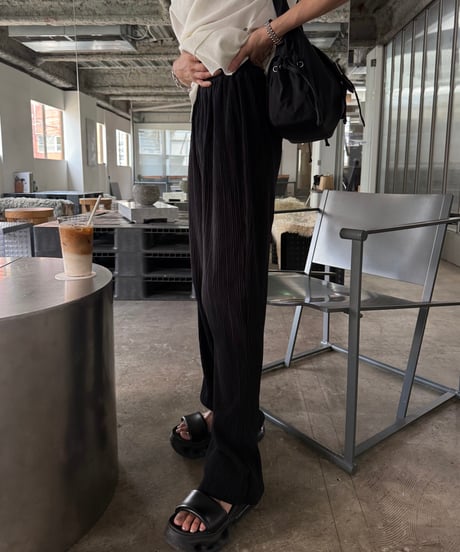 Pleats ストレートパンツ