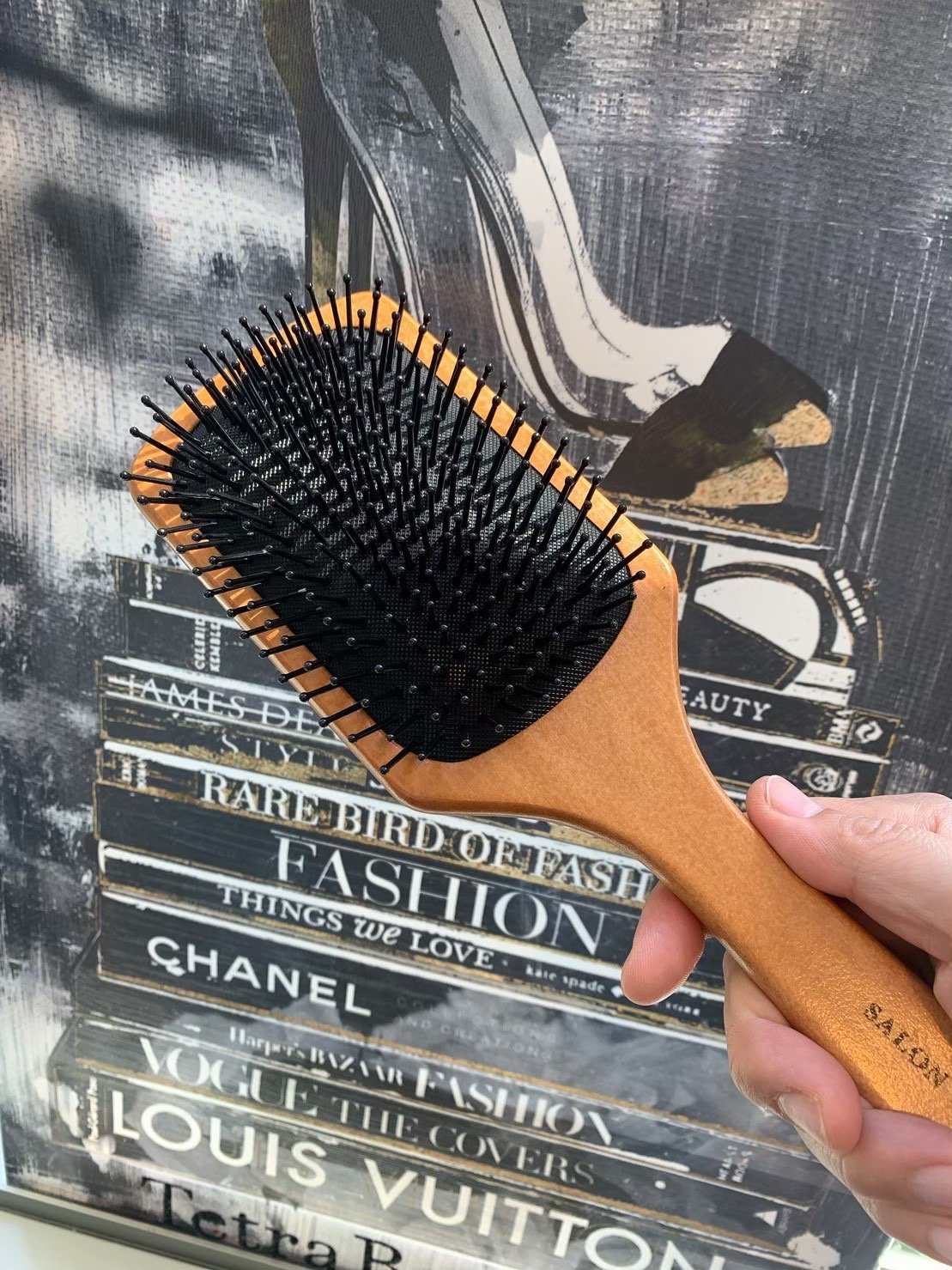 POLA ヘアリフトアップブラシ 黒 おすすめヘアブラシ】毛穴の汚れをかき出し、リフトアップも