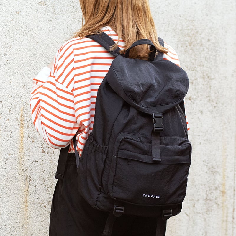 カジュアルに持ちやすい大人の光沢感のナイロンのバックパック