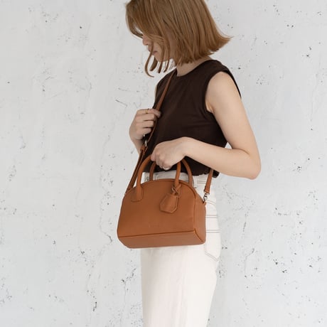 収納力もありながらオシャレに決まる程よいサイズ感の Mini Boston shoulder bag