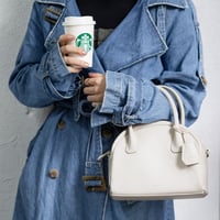 収納力もありながらオシャレに決まる程よいサイズ感の Mini Boston shoulder bag