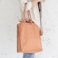 その日の気分やコーディによって変えられる、MUSUBI CANVAS BAG
