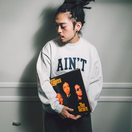 AIN’T Varsity Logo SWATER 【Ash】