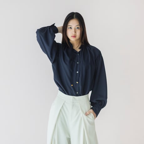 ドレープレーヨンシャーリングショルダーブラウス
