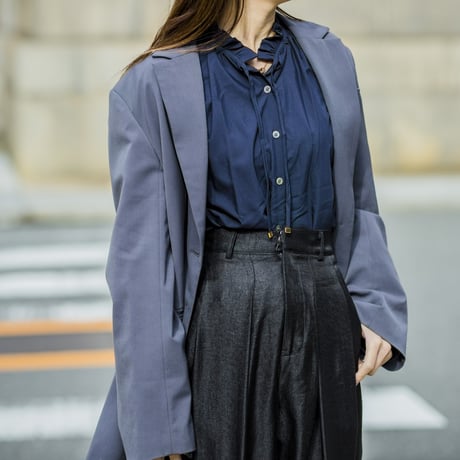 ドレープレーヨンシャーリングショルダーブラウス