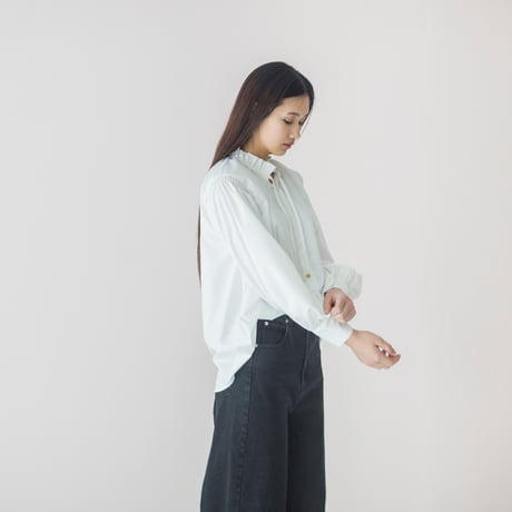 ドレープレーヨンシャーリングショルダーブラウス