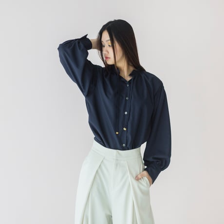 ドレープレーヨンシャーリングショルダーブラウス