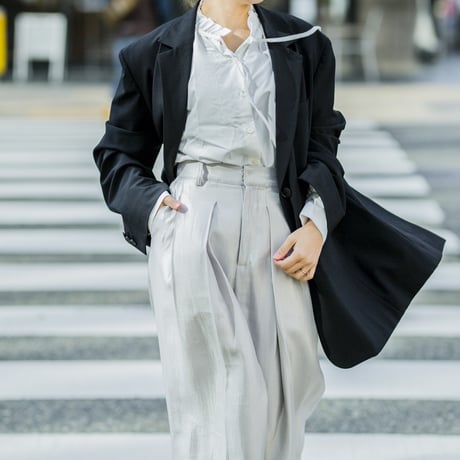 ドレープレーヨンシャーリングショルダーブラウス