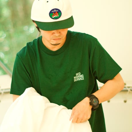 BED MAKING SERVICE S/S TEE FOREST GREEN
