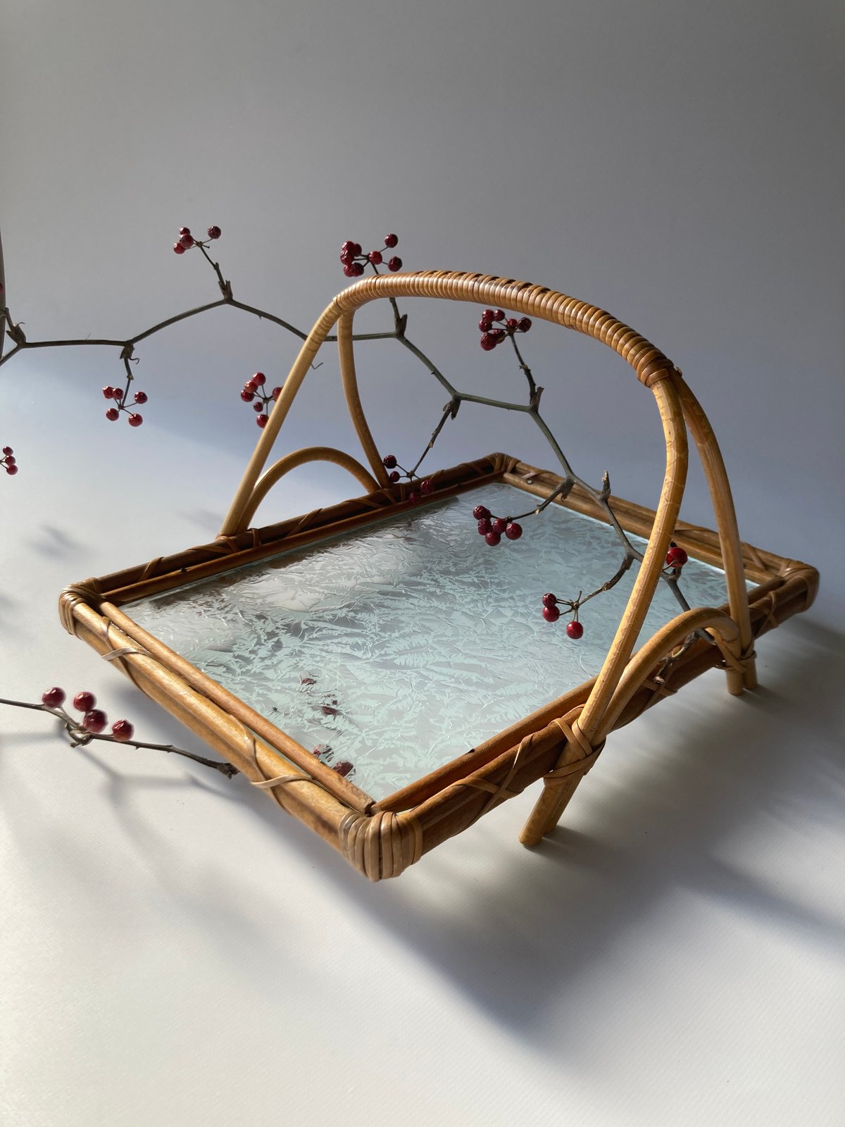 フィンランド製ヴィンテージ／籐とガラスのトレイ | HYGGE