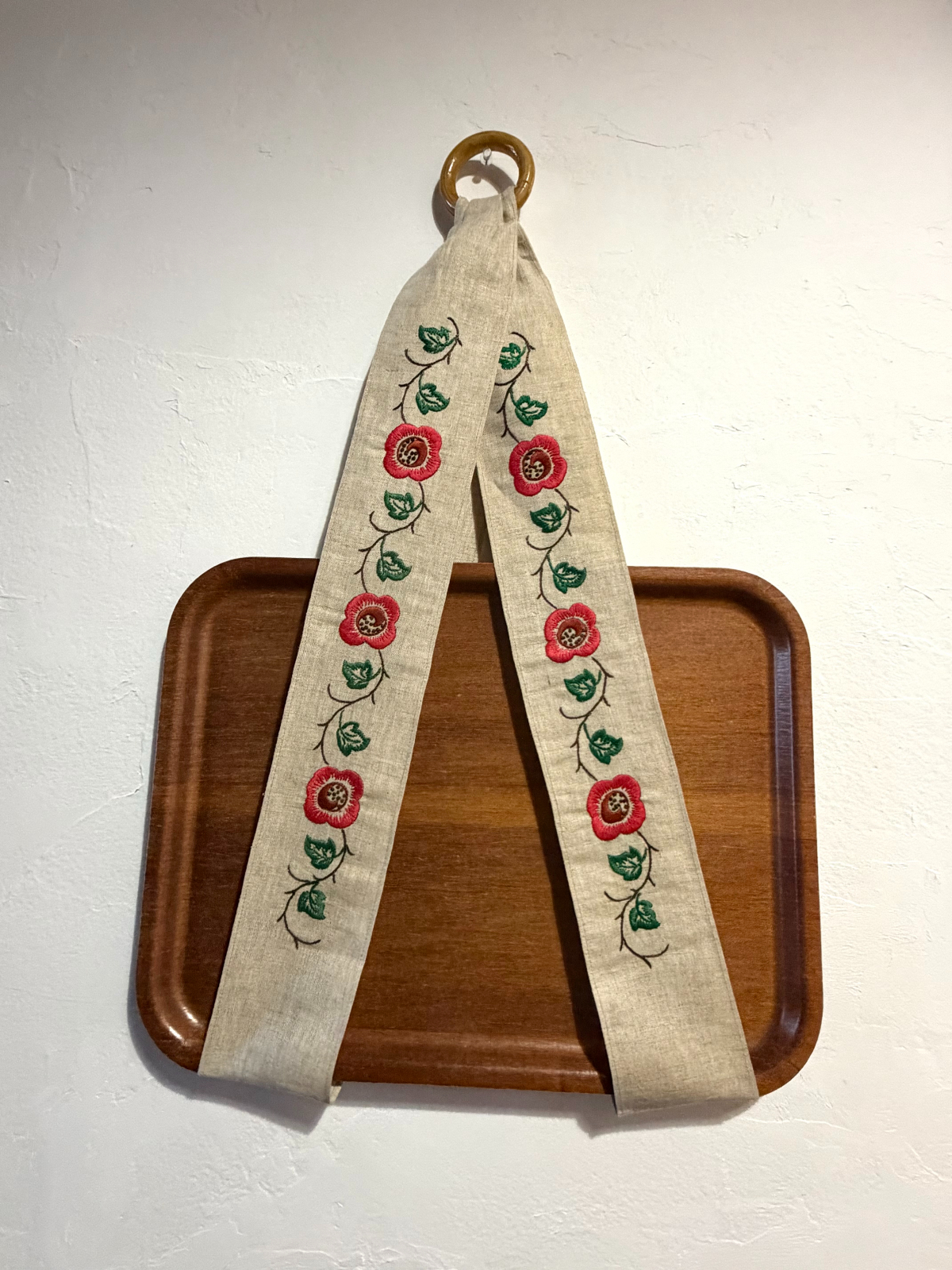 スウェーデンで見つけたトレイハンガー／お花の刺繍 | HYGGE