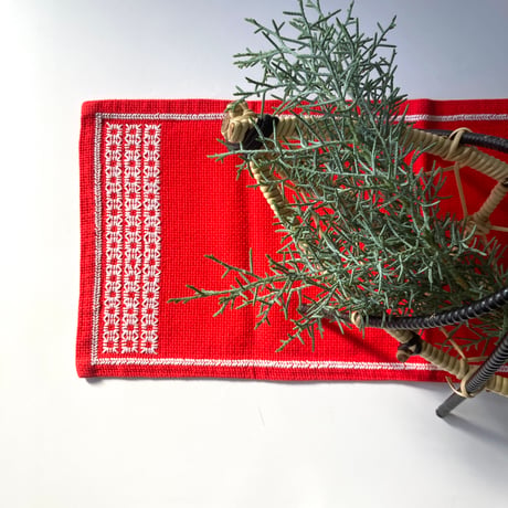 スウェーデンで見つけた刺繍のミニテーブルランナー／クリスマス結晶柄／レッド＆ホワイト