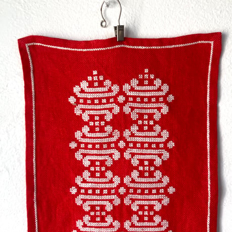 スウェーデンで見つけた刺繍のミニテーブルランナー／クラシックなクリスマス柄／レッド＆ホワイト