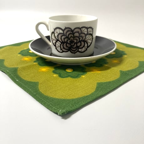スウェーデンで見つけたレトロなランチマット／グリーン＆イエローの花柄