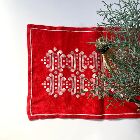 スウェーデンで見つけた刺繍のミニテーブルランナー／クラシックなクリスマス柄／レッド＆ホワイト