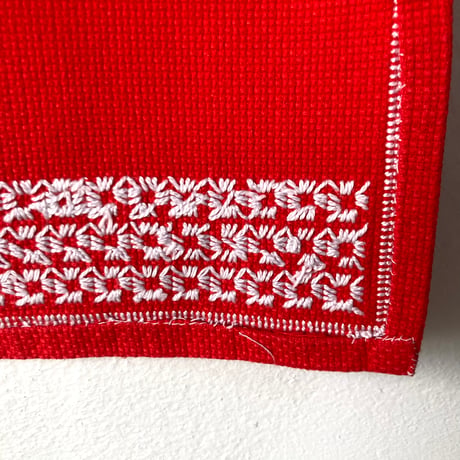 スウェーデンで見つけた刺繍のミニテーブルランナー／クリスマス結晶柄／レッド＆ホワイト