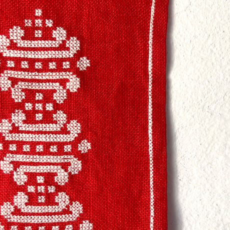 スウェーデンで見つけた刺繍のミニテーブルランナー／クラシックなクリスマス柄／レッド＆ホワイト