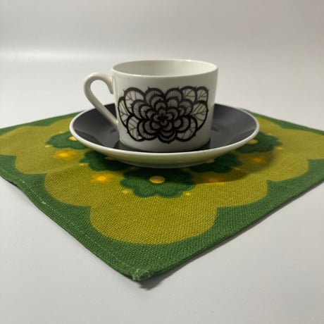 スウェーデンで見つけたレトロなランチマット／グリーン＆イエローの花柄