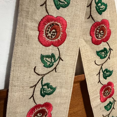 スウェーデンで見つけたトレイハンガー／お花の刺繍