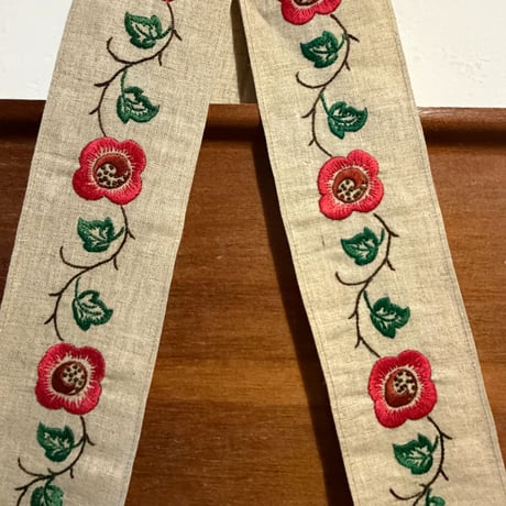 スウェーデンで見つけたトレイハンガー／お花の刺繍