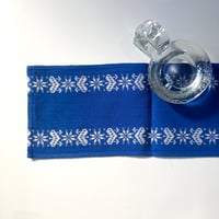 スウェーデンで見つけた刺繍のミニテーブルランナー／クリスマスハート柄／ブルー＆ホワイト