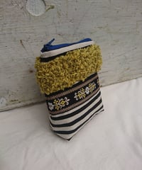 モコモコ手編みのパーツ付ポーチ縦長小①