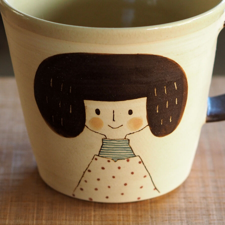 増永典子　女の子カップ 増永 典子 女の子マグカップ ふわ襟 01 | 紅茶の器 ecote