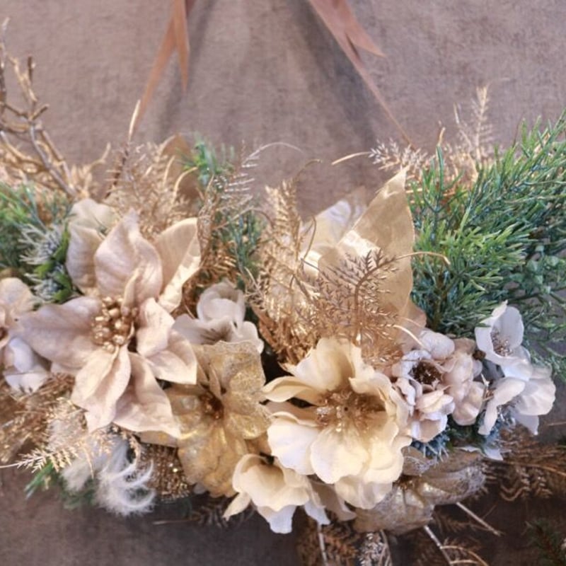 ホワイトローズとパールとゴールドダマスク柄リボンのスペシャル豪華