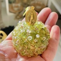 緑の丘のゴールデンベル with Miraculous Medal