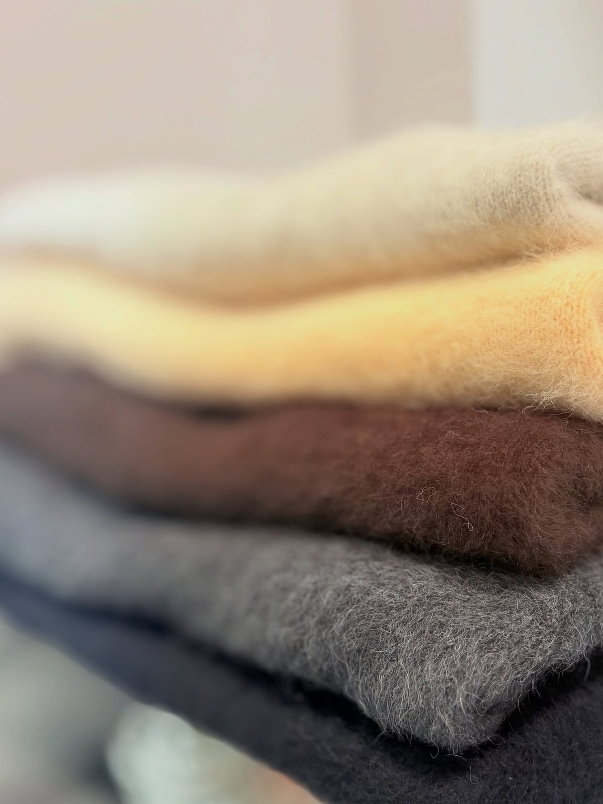 LILLY LYNQUE】 フォックスカシミヤ クルーネックトップス #Charcoal |