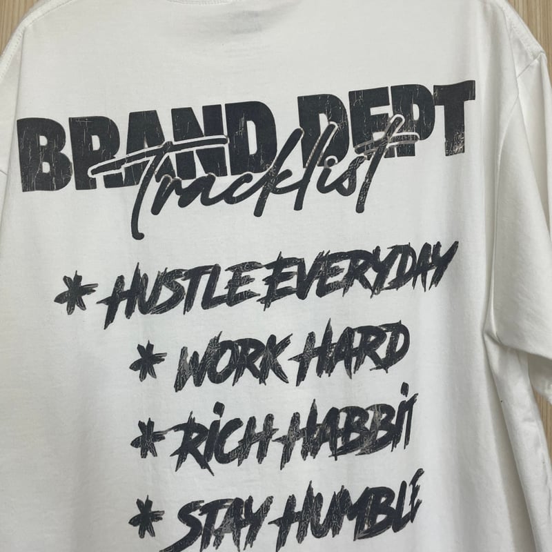 EMPiRE Tシャツとカセットテープ EMPiRE Tシャツとカセットテープ