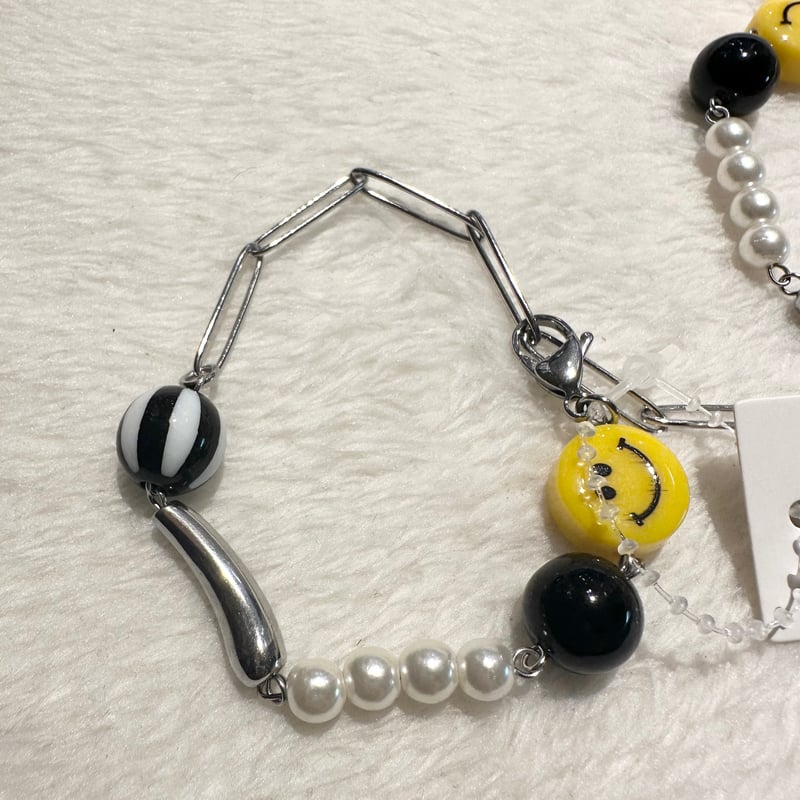 n e n e。♡ ビーズブレスレット 大人気》ビーズブレスレット ✧ お花とふたごのさくらんぼ