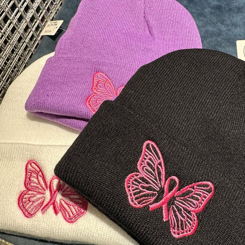 紫色 野暮った ニット帽 蝶の刺繍