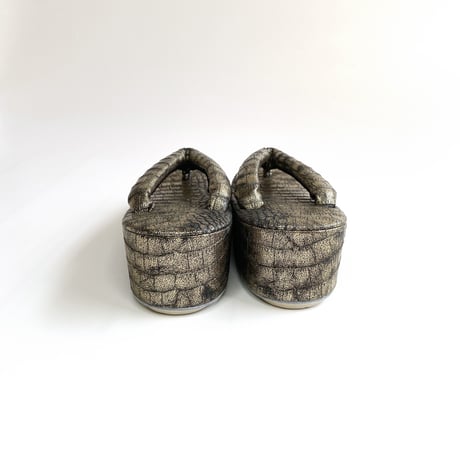 【即納品】メタクロコ草履 ＜ゴールド＞