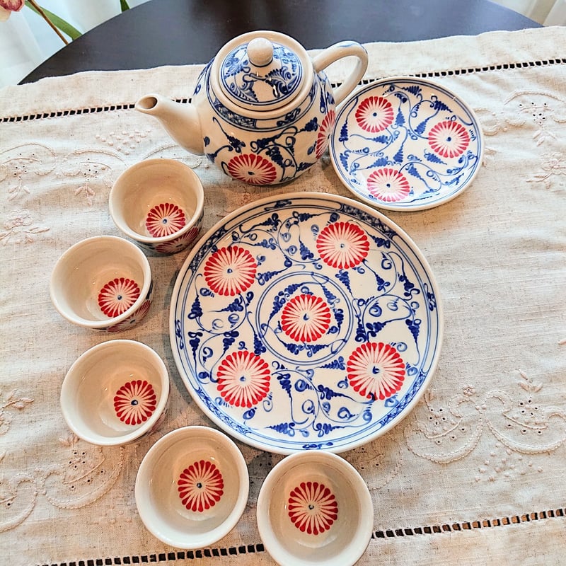 ベトナム　バッチャン焼き　15点セット ベトナム バッチャン焼き 茶器セット 青に赤い菊の花 | Ethnic