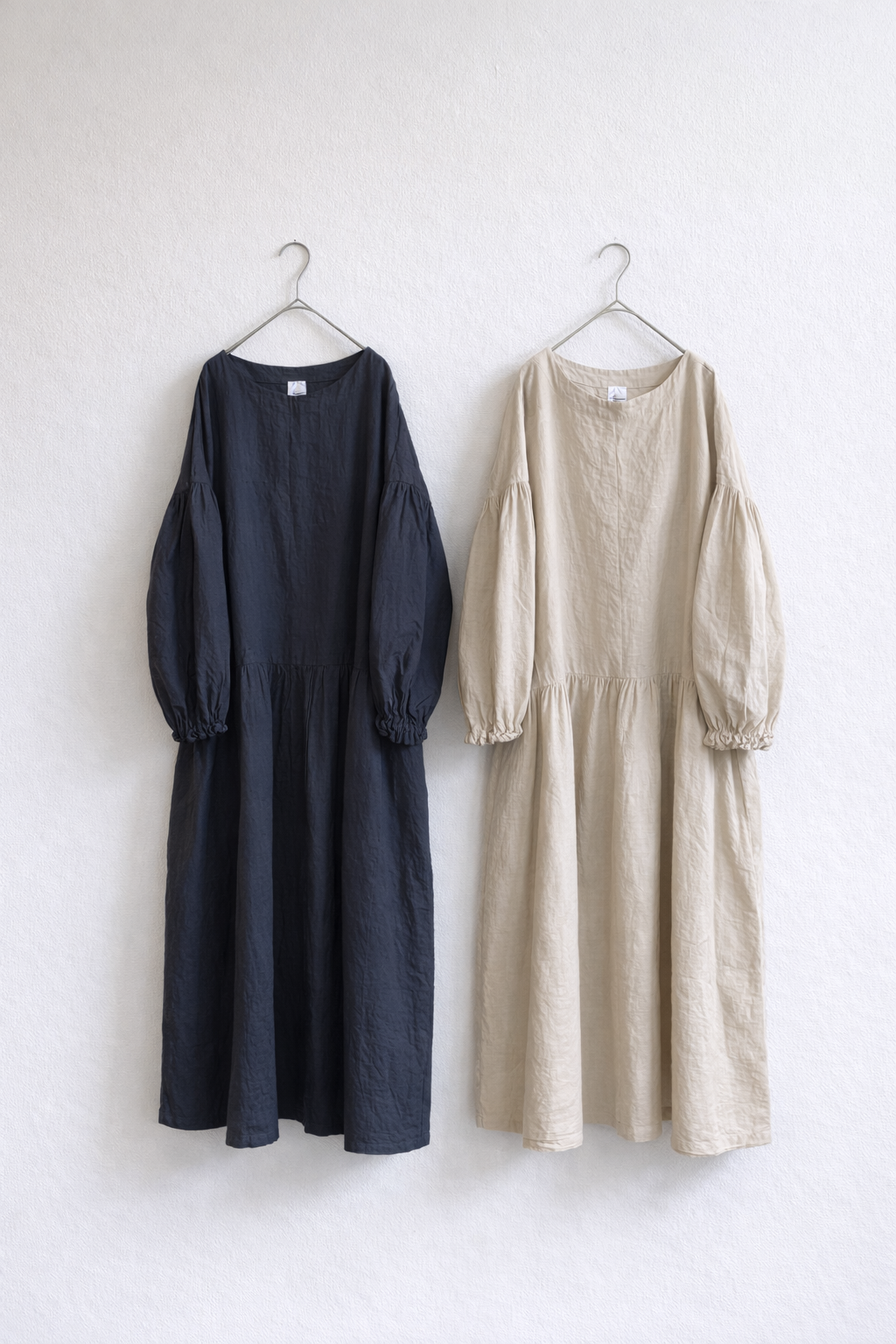 エンフォルド ミリオーネ HUGE DRESS バルーンスリーブワンピース　濃紺 バルーンスリーブワンピース / 手染 チャコールグレー | Momono-hana