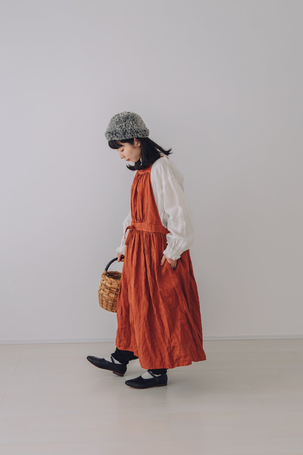 手染め　クリスマスローズ　エプロンドレス kitchenworkエプロンワンピース / 手染 vintagered | Momono-hana