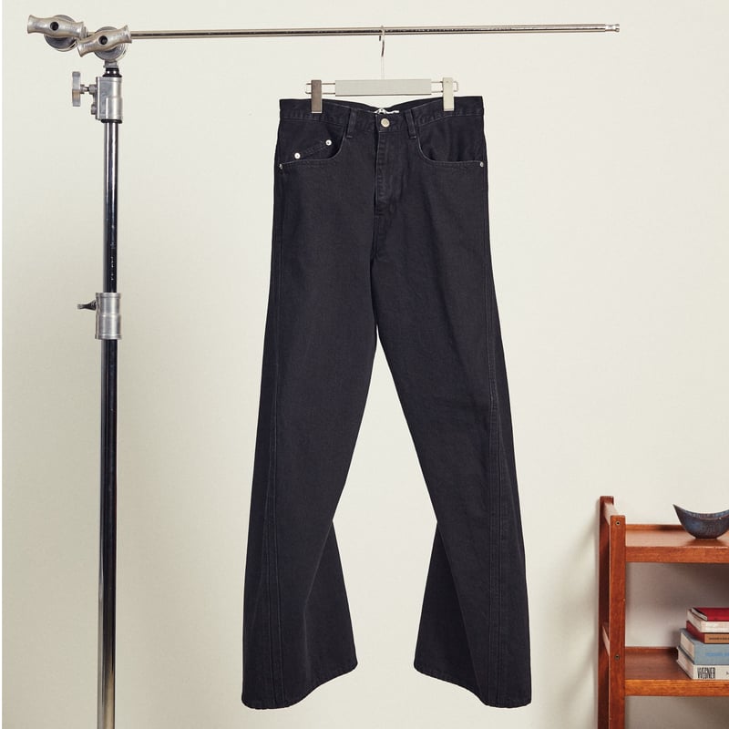 NVRFRGT ネヴァーフォーゲット “3D TWISTED WIDE LEG JEANS”...