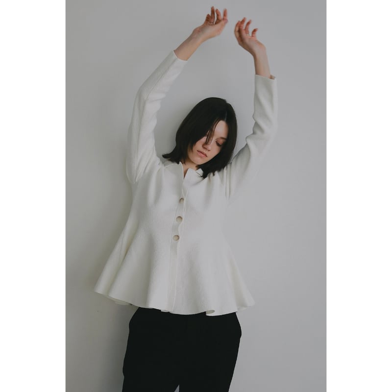 【新品未使用】OHGA PEPLUM KNIT オフホワイト MANOF マノフ “VOLUME PEPLUM KNIT CARDIGAN” ボリュームペプ
